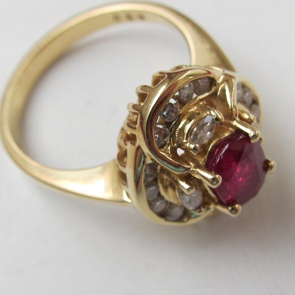 18K Solid Yellow Gold with Ruby & Diamonds Ring - Picture 5 of 13